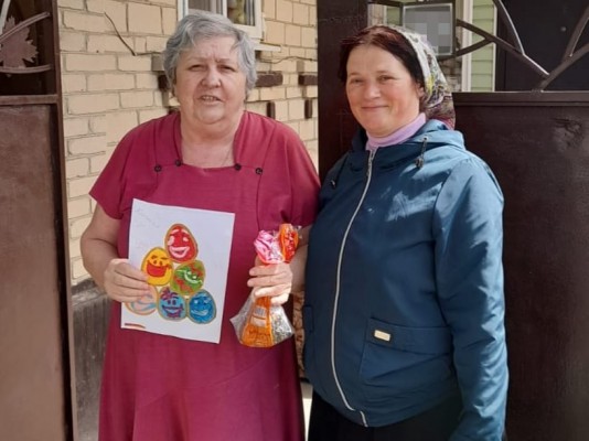 На Светлой седмице сестры Марфо - Мариинского Сестричества посетили больных и пожилых прихожан и поздравили их с Пасхой Христовой