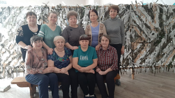 Добровольцы Нижнедонского благочиния совместно с жителями Октябрьского района продолжают активно плести маскировочные сети для участников СВО