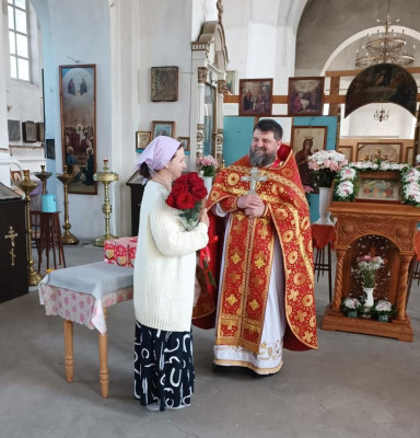 В Покровском храме станицы Кривянской прихожанок с Днем жён-мироносиц
