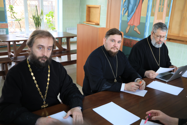 Благочинный приходов Нижнедонского округа принял участие в заседании Епархиальной Комиссии по оказанию помощи вынужденным переселенцам с Юго-Востока Украины