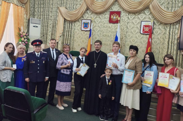 В районном Дворце культуры прошло торжественное награждение юных художников