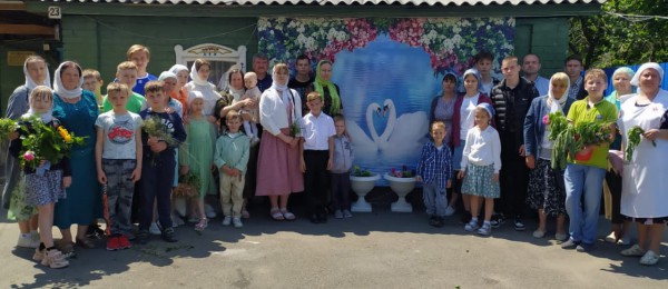 В великий праздник Святой Троицы в храме Архистратига Михаила п. Каменоломни прошли праздничные мероприятия