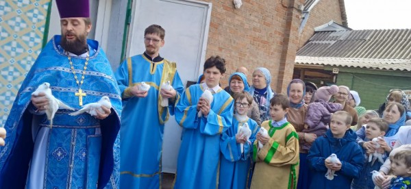 По традиции праздника Благовещения в храме Архангела Михаила п. Каменоломни выпустили в небо белых голубей