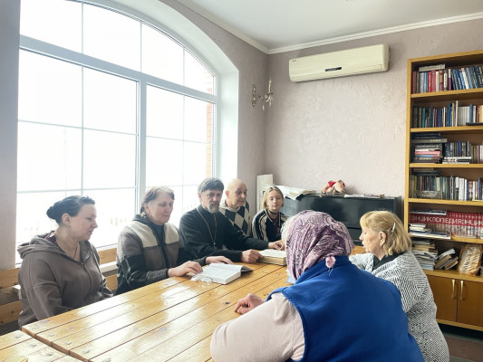 Встреча библейской группы: размышляя о милосердии Отчем