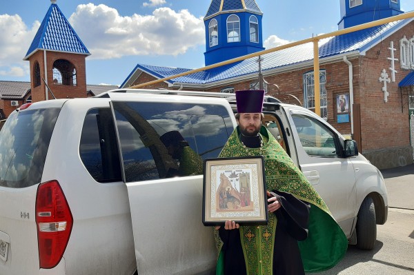 Благочинный приходов Нижнедонского округа совершил объезд п. Каменоломни и прилегающих к нему поселков со святынями храма