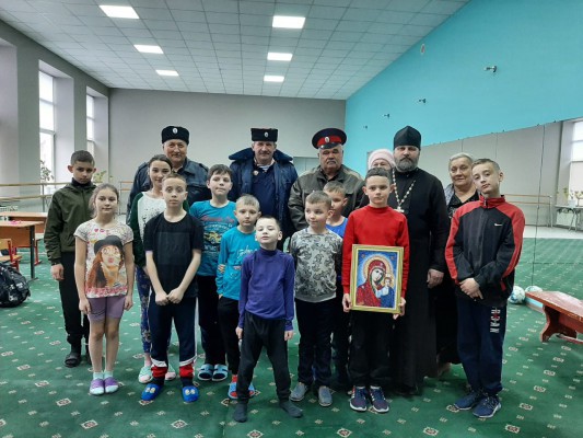 Священник посетил пунк временного размещения беженцев