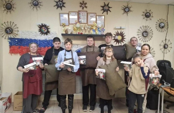 «Не для нас, а с нами»: Добровольцы из п. Каменоломни дарят защитникам Отечества тепло своих рук