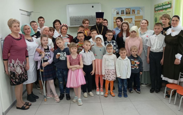 Воспитанников приюта «Огонек» п. Каменоломни поздравили с Великим Праздником Светлого Христова Воскресенья – Пасхой Господней