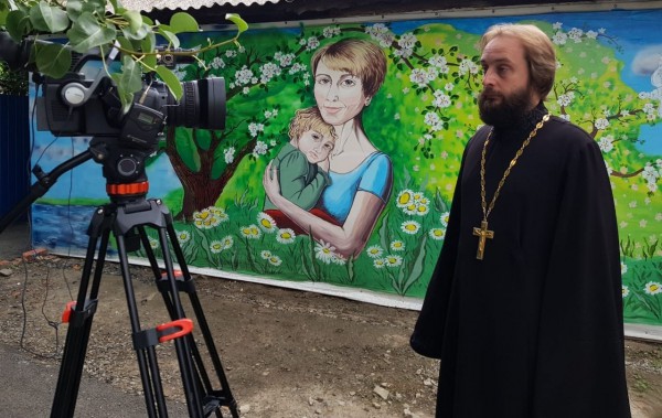Две телекомпании подготовили видеосюжеты о реализации стрит-арт проекта «Доктор Лиза» на территории храма Архангела Михаила п.Каменоломни