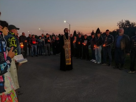 В п. Каменоломни совершили панихиду по погибшим мотоциклистам