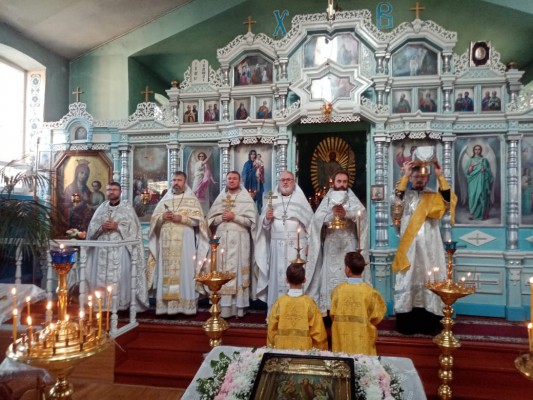 В день воспоминания чуда, совершенного Архангелом Михаилом в Хонех, в храме п. Каменоломни прошла соборная служба и состоялся Крестный ход