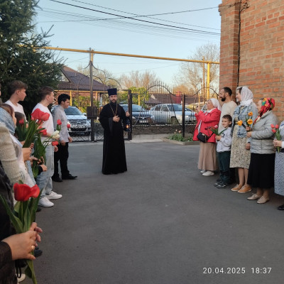 В храме Архистратига Михаила поселка Каменоломни Октябрьского района торжественно встретили Благодатный огонь