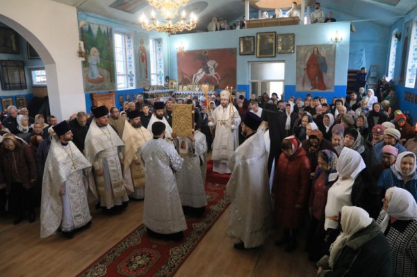 В день 70-летия храма Архистратига Михаила пос. Каменоломни Преосвященнейший епископ Симон совершил Божественную литургию