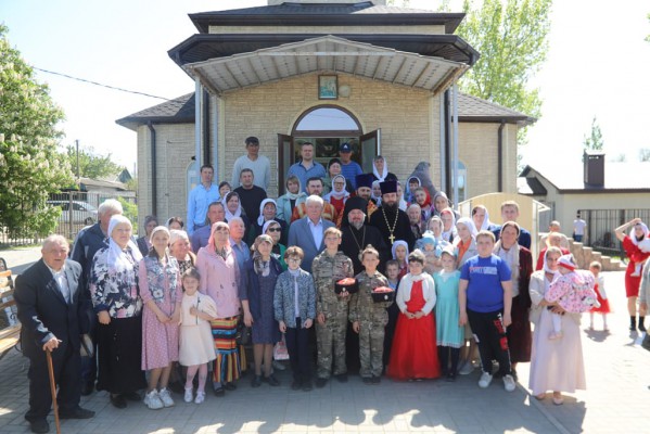 В престольный деньепископ Симон совершил Божественную литургию в храме святого великомученика Георгия Победоносца п. Новозарянский
