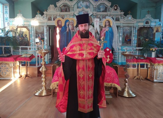 Жители Октябрьского района торжественно встретили Благодатный огонь