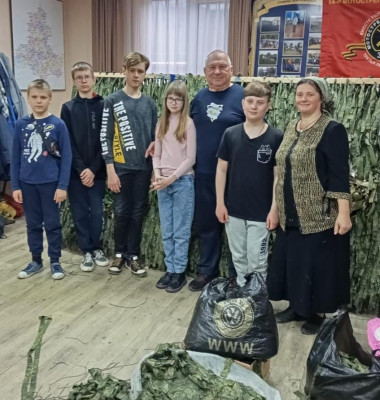 Каникулы с пользой: учащиеся воскресной школы "Благовест" плетут маскировочные сети