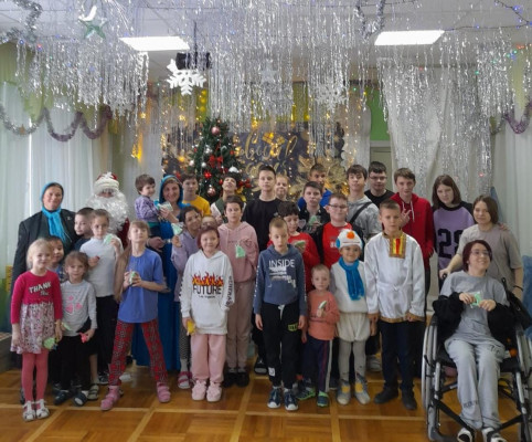 Ребята воскресной школы "Благовест" поздравили детей инвалидов центра "Добродея" с Рождеством Христовым