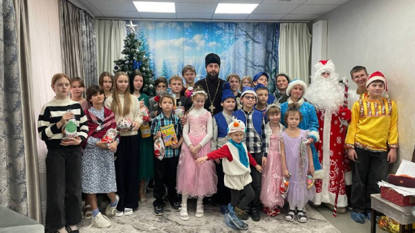 Традиция добра и радости: рождественская встреча в детском приюте "Огонек"