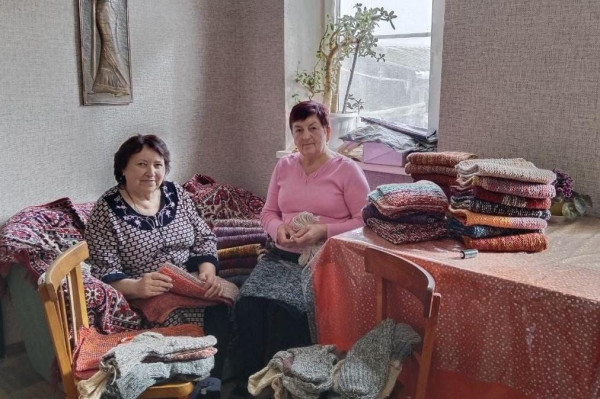 Забота и тепло: прихожане храма с. Алексеевка вяжут чехлы для раненых бойцов СВО