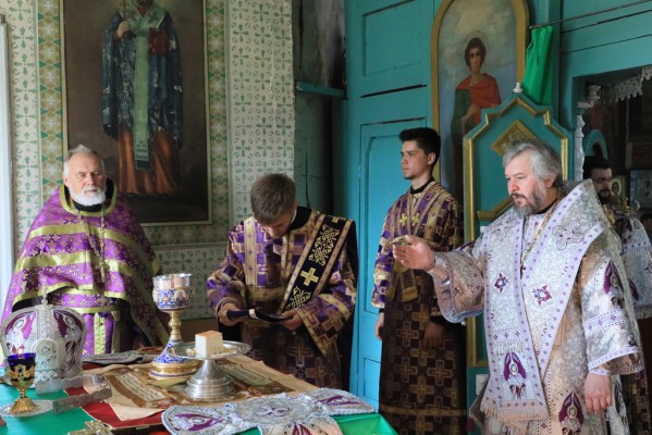 В день празднования Происхождения (изнесения) честных древ Животворящего Креста Господня Преосвященнейший епископ Симон с архипастырским визитом посетил Георгиевское архиерейское подворье х. Киреевка