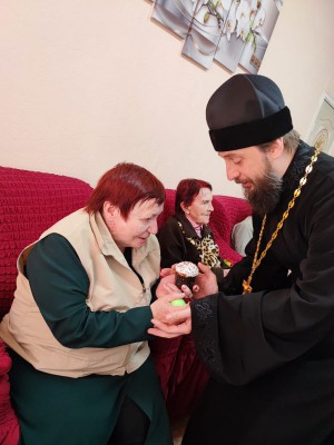 Благочинный приходов Нижнедонского округа поздравил  постояльцев Центра социального обслуживания с великим праздником – Пасхой Господней