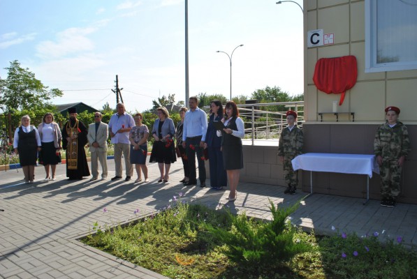 Благочинный приходов Нижнедонского округа освятил мемориальную  доску погибшему герою