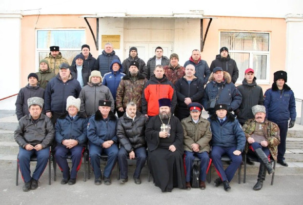 Казаки на страже порядка: Конный патруль станицы Кривянской взял под охрану местные храмы