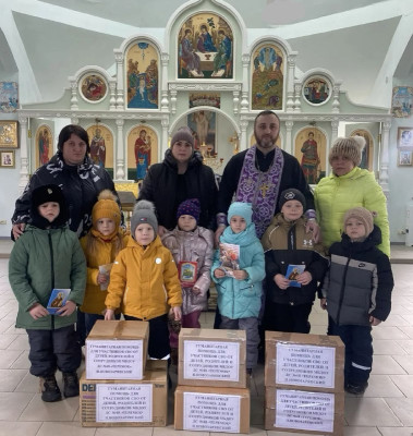 Взаимодействие поколений: воспитанники детского сада «Теремок» п. Новозарянский посетили храм и передали помощь бойцам СВО