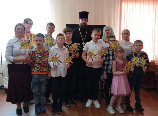 Подопечных Центра социального обслуживания пожилых п. Каменоломни поздравили с Пасхой Господней