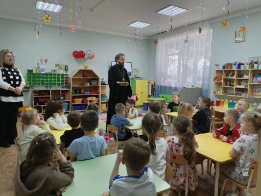 Первые шаги к православной культуре: воспитанники детского сада «Сказка» встретили День православной книги