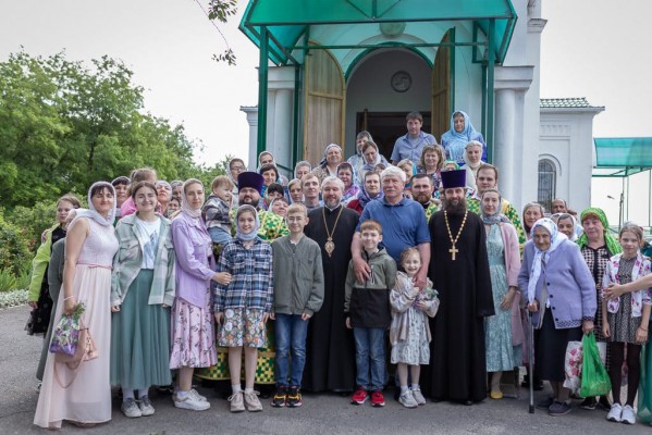 В престольный день епископ Шахтинский и Миллеровский Симон совершил Божественную литургию в храме Святой Троицы хутора Ягодинка