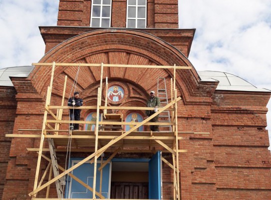 В Покровском храме ст. Кривянской закончена роспись надвратных и алтарной ниш