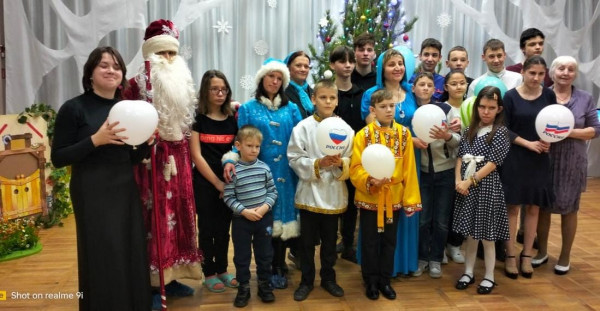 Учащиеся воскресной школы "Благовест" поздравили воспитанников Шахтинского центра помощи детям №1 г. Шахты с Рождеством Христовым