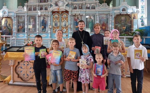 В храме Архистратига Михаила п. Каменоломни состоялось награждение участников конкурса детских рисунков ко Дню семьи, любви и верности