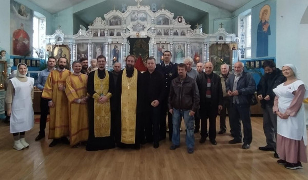 В храме Архистратига Михаила п. Каменоломни поздравили прихожан с Днём отца
