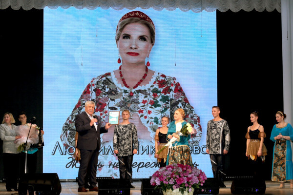 Члены молодёжного семейного клуба посетили концерт ансамбля "Русская душа"