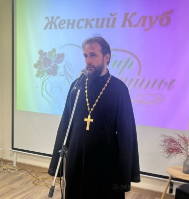Благочинный приходов Нижнедонского округа поздравил членов районного клуба «Мир женщин» с Пасхой Господней