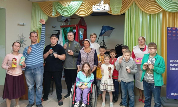 Детей с ограниченными возможностями центра социальной адаптации "Мир один для всех" поздравили с Пасхой Господней