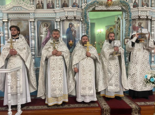 Престольный праздник молитвенным торжеством отметил храм Архистратига Михаила п. Каменоломни
