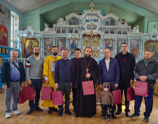 В храме Архистратига Михаила п. Каменоломни поздравили прихожан с Днём отца