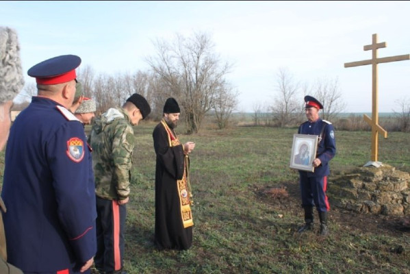 В честь 10-летия установки и освящения Поклонного Креста в хуторе Малая Сопка совершен благодарственный молебен