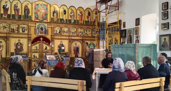 Занятие библейской группы в храме Успения Пресвятой Богородицы села Алексеевка