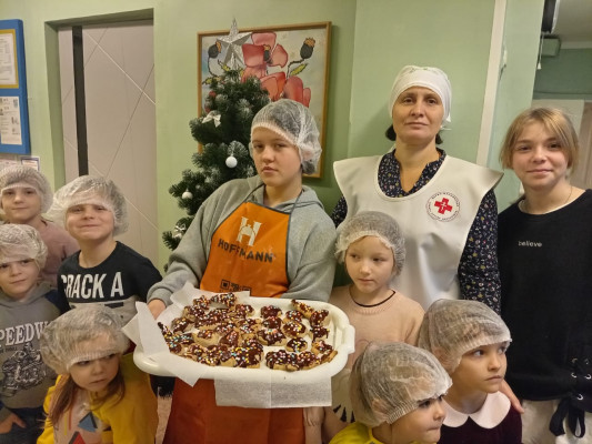 Воспитанники детского приюта приготовили Рождественские пряники