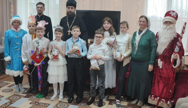 Учащиеся воскресной школы поздравили постояльцев социально-реабилитационного центра п. Каменоломни с Рождеством Христовым