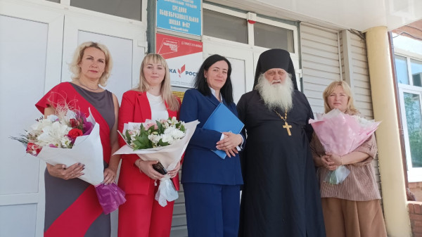 Духовенство Нижнедонского благочиния поздравило школьников с праздником «Последнего звонка»!