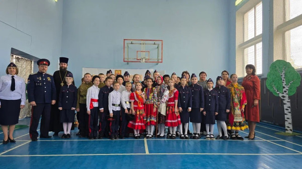 В школе №23 п. Красногорняцкий прошло торжественное мероприятие «Посвящение в казаки»