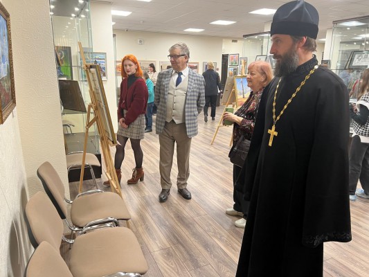 Благочинный приходов Нижнедонского округа посетил открытие художественной выставки "Осенняя"