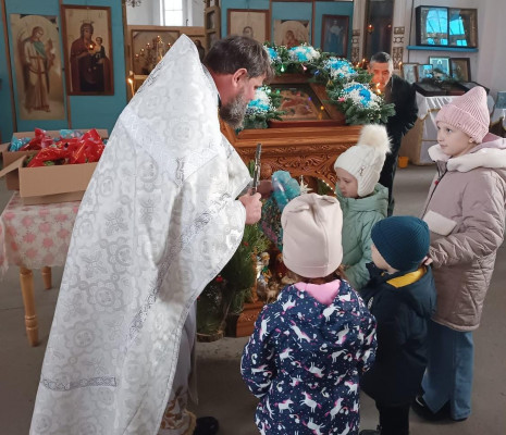 В Нижнедонском благочинии стало доброй традицией проводить акцию «Рождественский подарок»