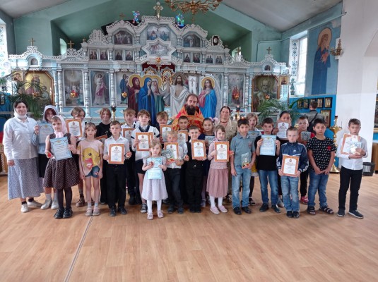 В храме Архистратига Михаила п. Каменоломни наградили детей за активное участие в Кирилло-Мефодиевской олимпиаде по Священной истории и Закону Божию