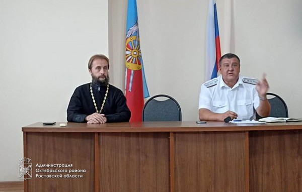 Благочинный приходов Нижнедонского округа принял участие в Совете атаманов